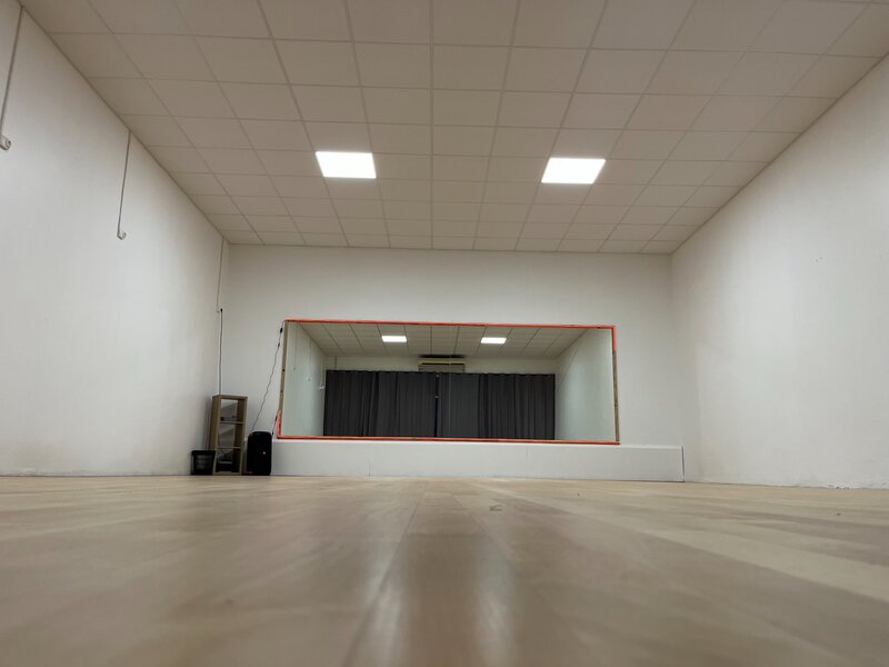 Salle 3 — Murs blancs, grand miroir, parquet