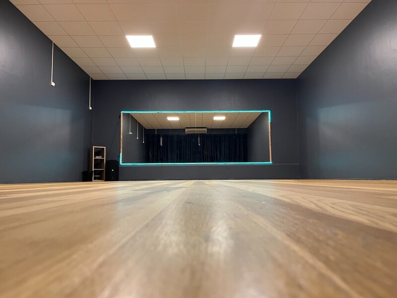 Salle 1 — Murs bleus, parquet bois, miroir LED