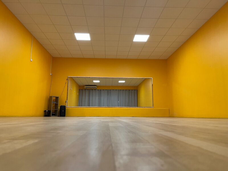 Salle 2 — Murs jaunes, miroir, climatisation